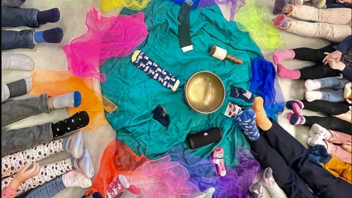 Viele bunte Socken in der Kita Heerstraße
