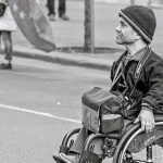 Rollstuhlfahrer an der Haltestelle, Mobilitätstraining für Senioren