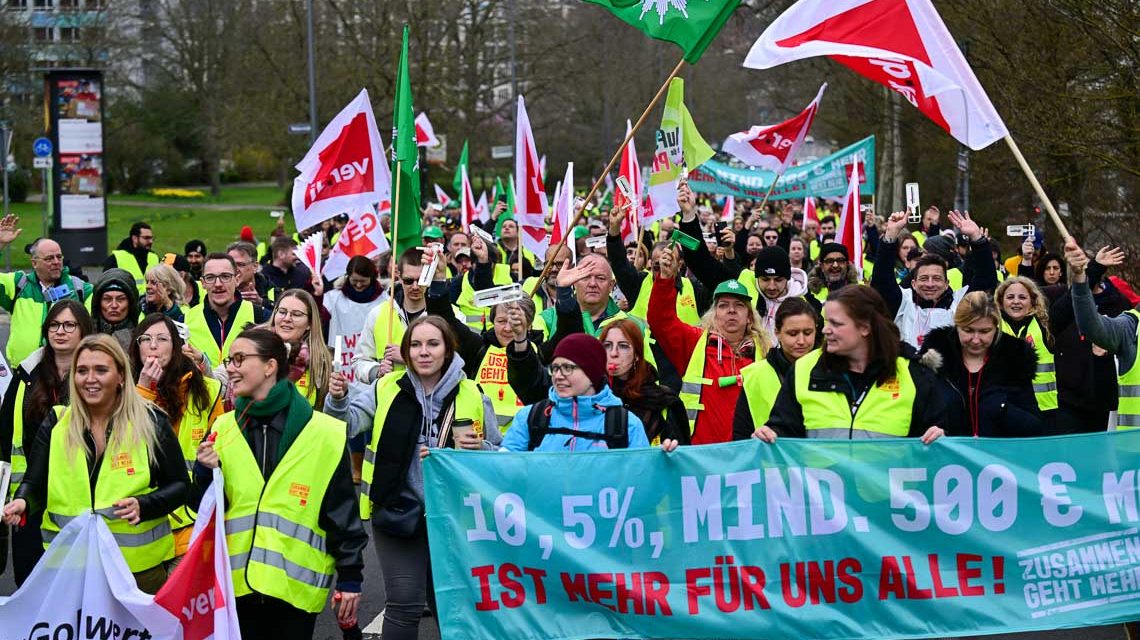 Warnstreike in Wiesbaden, Hunderte ziehen den Gustav-Stresemann-Ring in Richtung Berliner Straße.