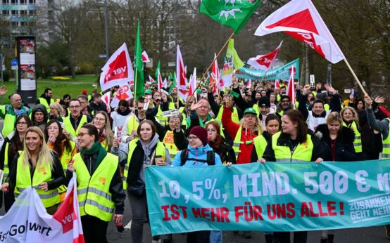 Warnstreike in Wiesbaden, Hunderte ziehen den Gustav-Stresemann-Ring in Richtung Berliner Straße.