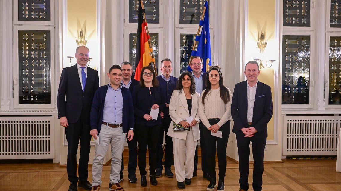 Neubürgerempfang im Festsaal des neuen Rathauses. Eins von sieben Gruppenfotos mit Stadtrat Manjura und Stadtverordnetenvorsteher Dr. Gerhard Obermayer.