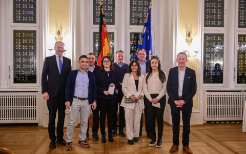Neubürgerempfang im Festsaal des neuen Rathauses. Eins von sieben Gruppenfotos mit Stadtrat Manjura und Stadtverordnetenvorsteher Dr. Gerhard Obermayer.