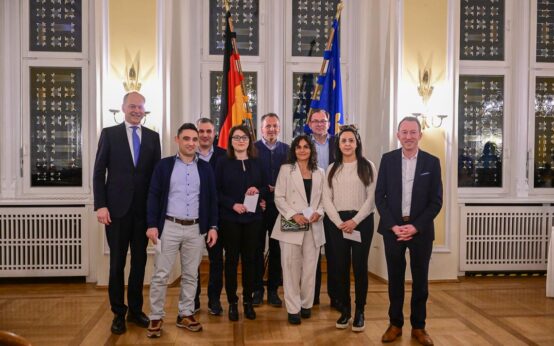 Neubürgerempfang im Festsaal des neuen Rathauses. Eins von sieben Gruppenfotos mit Stadtrat Manjura und Stadtverordnetenvorsteher Dr. Gerhard Obermayer.