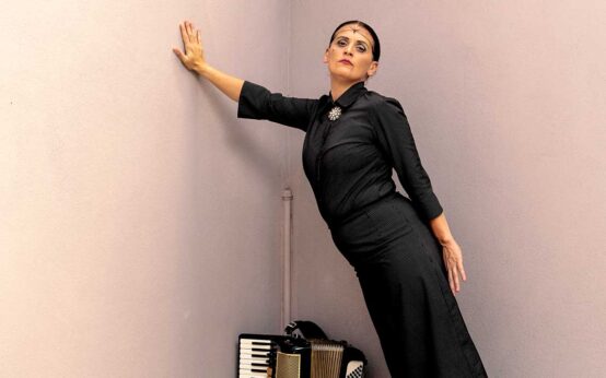 La Signora, mit Allein unter Geiern im thalhaus Theater