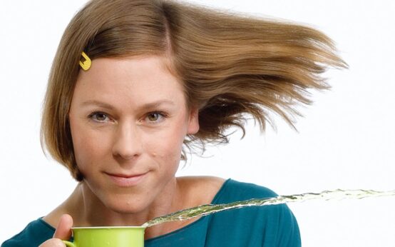 Portrail Inka Meyer mit Teetasse in der Hand.