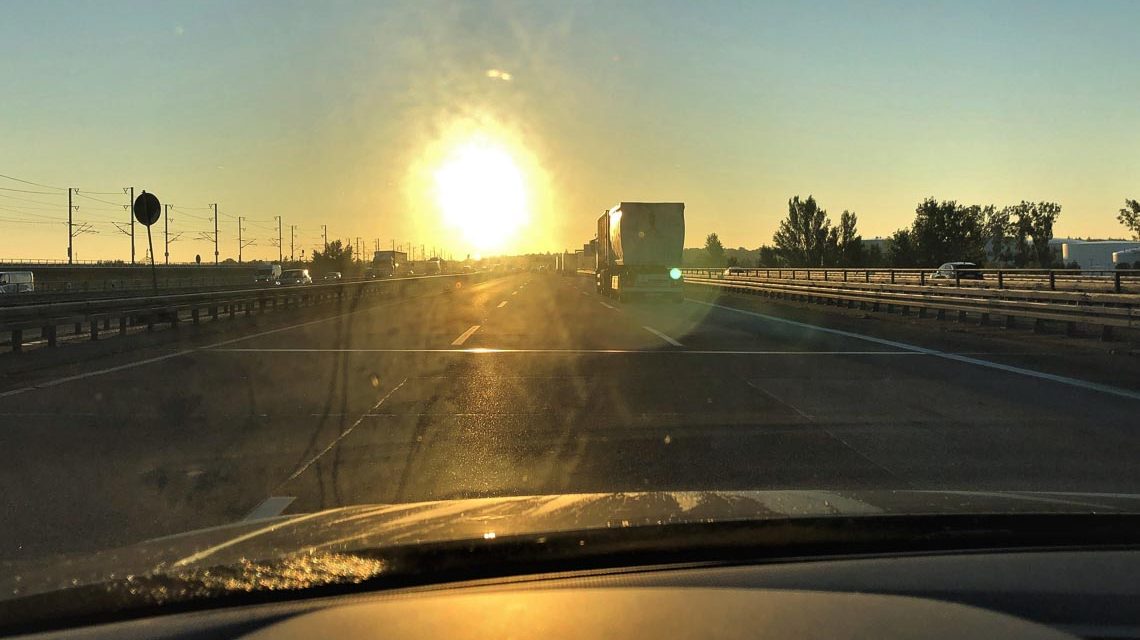 Tiefstehende Sonne auf der Autobahn