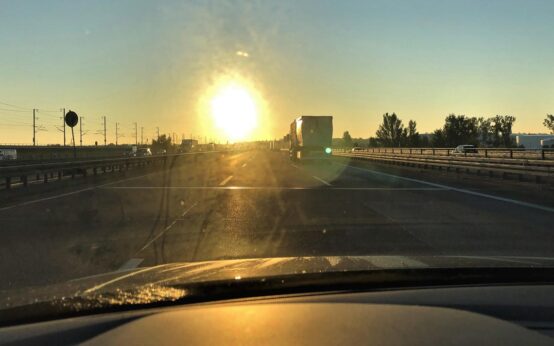 Tiefstehende Sonne auf der Autobahn