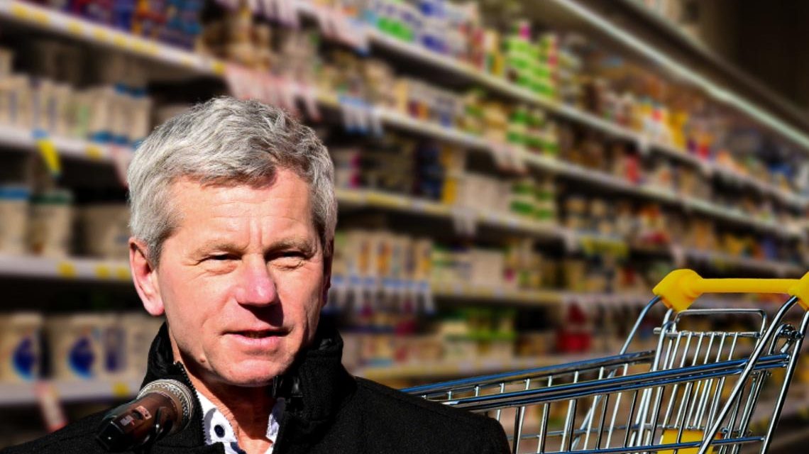 Andreas Kowol an der Supermarktkasse
