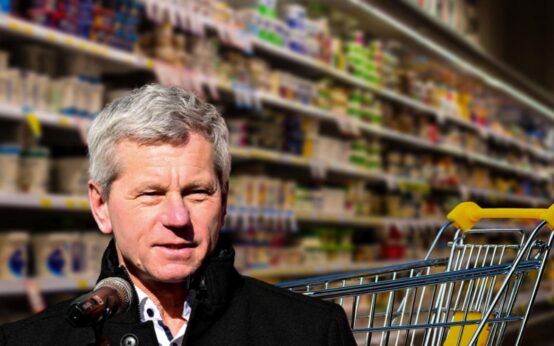 Andreas Kowol an der Supermarktkasse