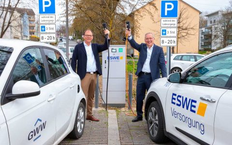 Gemeinsam für die Bürgerinnen und Bürger: Thomas Keller (li., Geschäftsführer der GWW) und Ralf Schodlok (Vorstandsvorsitzender ESWE Versorgungs AG) Foto: Marco Stirn