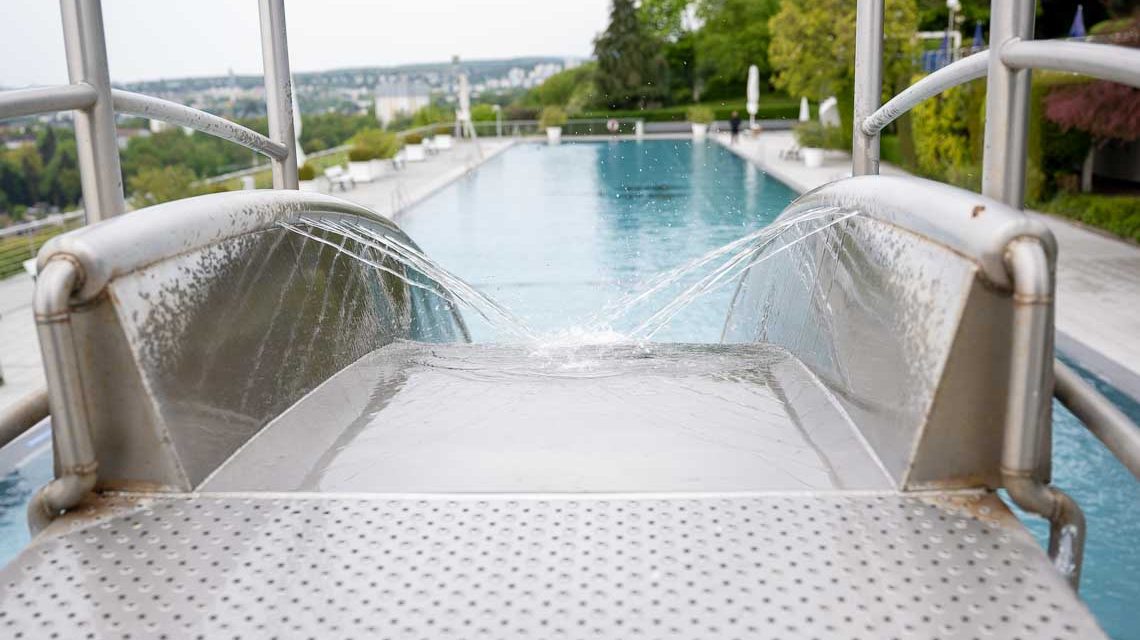 Traditionell wird am 1. Mai im Opebad die Saison eröffnet. Wiesbadens OB Gert-Uwe Mende hatte hierfür die badehose eingepackt. Schwimmen mit dem OB.