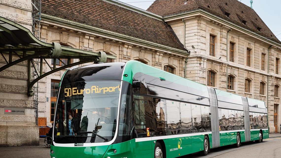 Doppel-Gelenkbusse vor dem Bahnhof in Basel