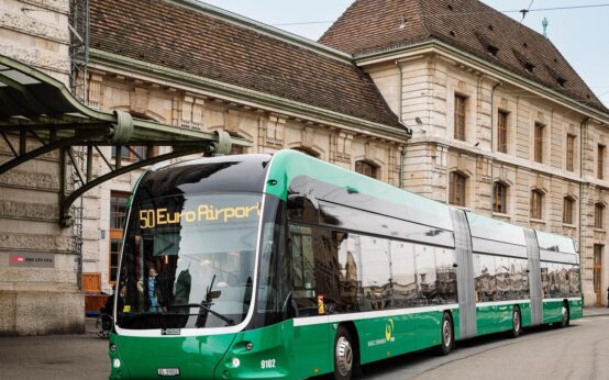 Doppel-Gelenkbusse vor dem Bahnhof in Basel