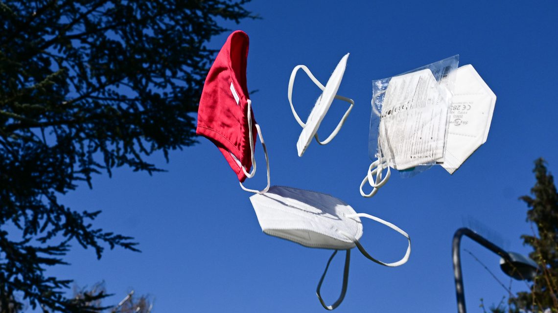 Corona Maßnahmen enden am 7. April. Die vielen Masken können weggeworfen werden,. Im Bild fliegen sie durch die Luft.