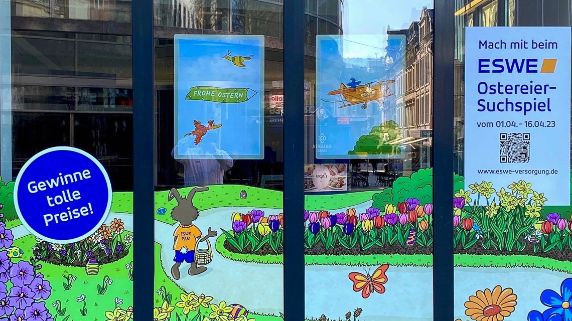 Ostereiersuche, Kundencenter von ESE Versorgung in der Kirchgasse mit dekoriertem Schaufenster.