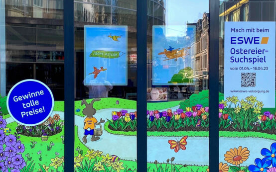 Ostereiersuche, Kundencenter von ESE Versorgung in der Kirchgasse mit dekoriertem Schaufenster.