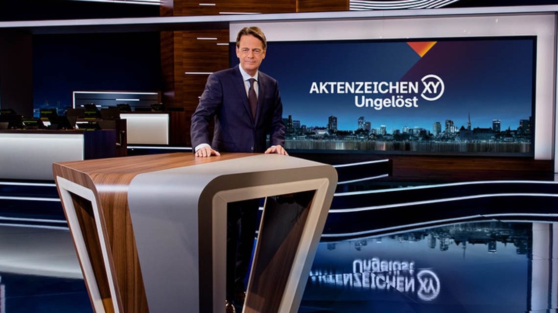 Rudi Cerne im Münchener Studio von Aktenzeichen XY