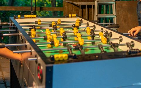 Tischkicker bei den Play-Stations, nur eine von vielen Möglichkeiten bei Ferienprogramm