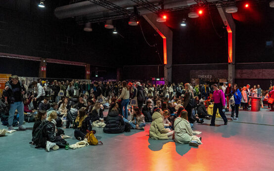 Erstsemesterempfang: Erstsemester sitzen in der Halle des Kulturzentrums Schlachthof auf dem Boden:.