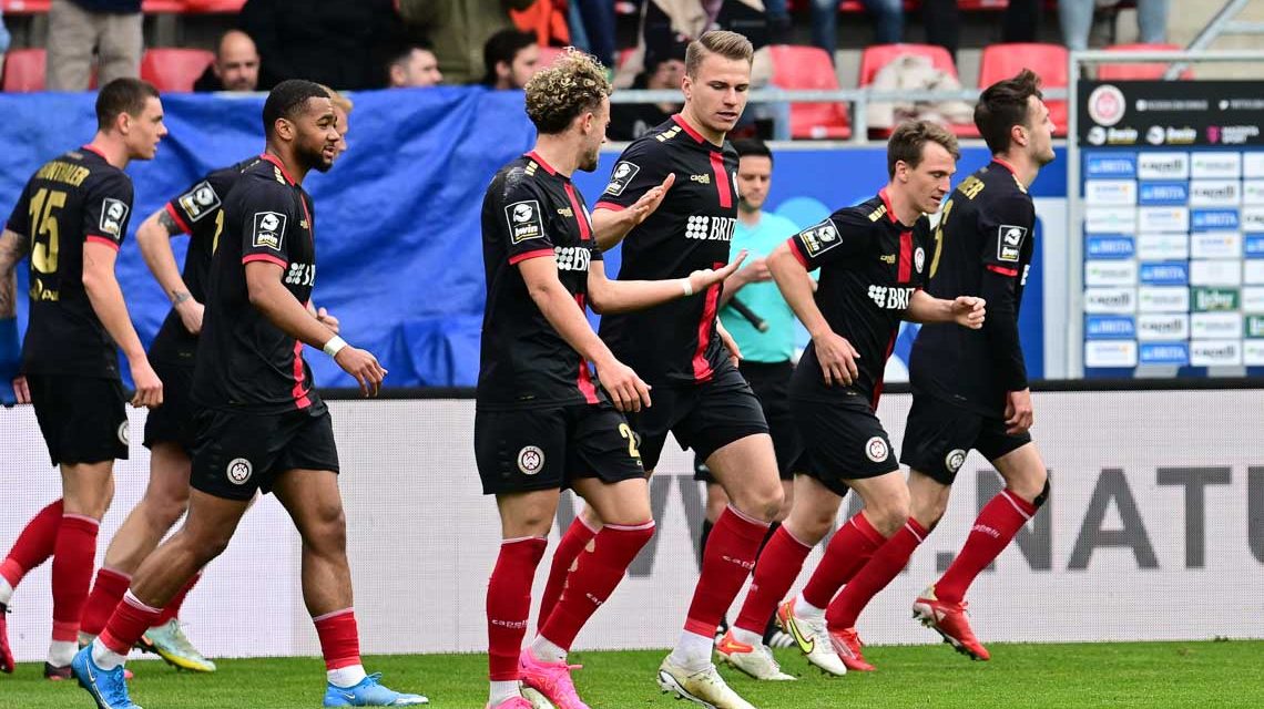 Benedict Hollerbach klatscht Gino Fechner ab.