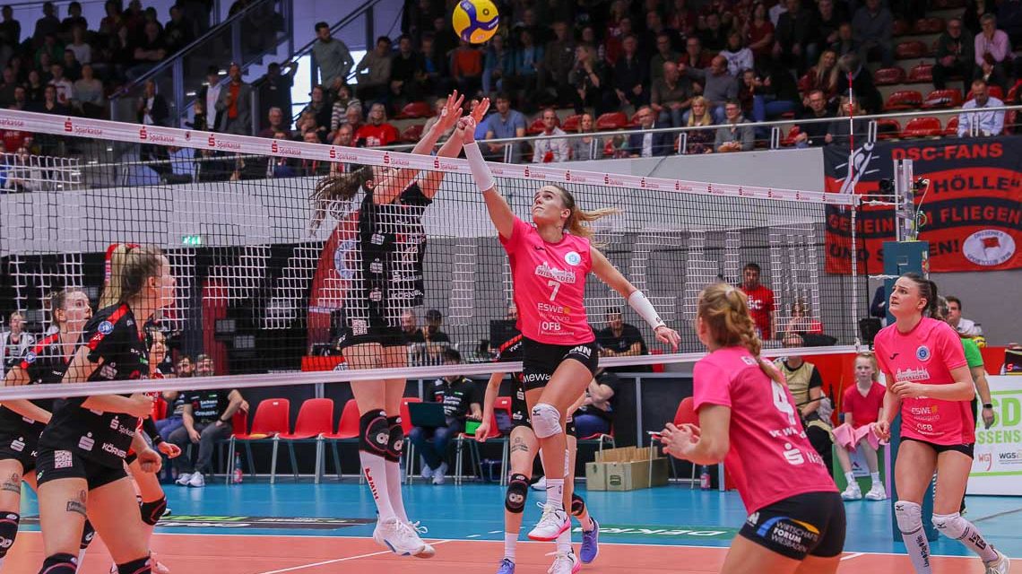 Natalia Gajweska (VC Wiesbaden) am Netz macht den Punkt.