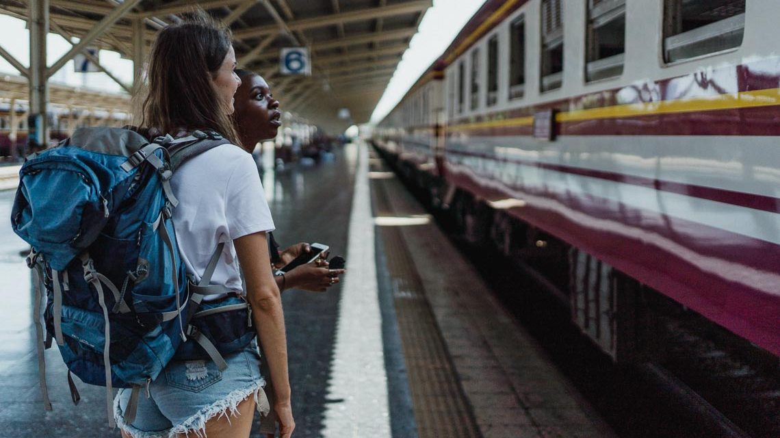 Zwei Jugendliche am Bahnhof
