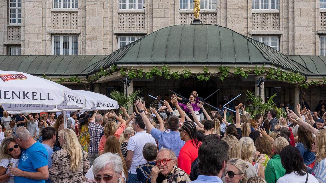 Henkel Sekttag, Partylaune auf dem Ehrenhof