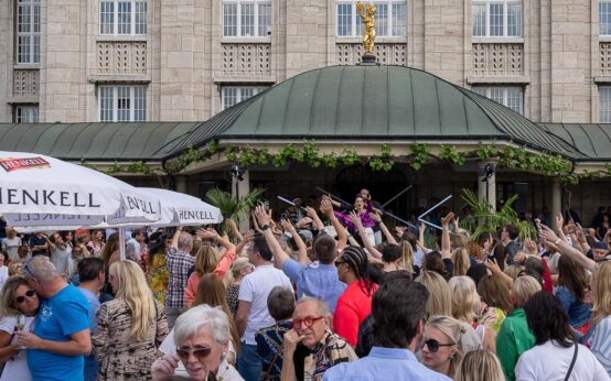 Henkel Sekttag, Partylaune auf dem Ehrenhof