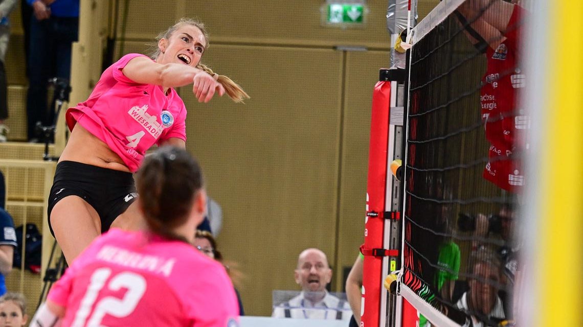 Tanja Großer greift über die Diagonale an.