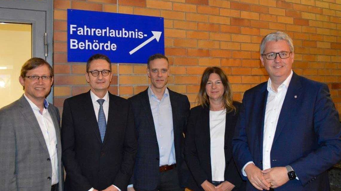 Staatssekretäre in der Führerscheinstelle.