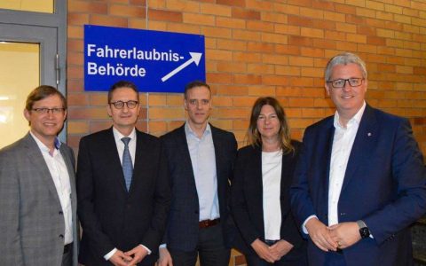 Staatssekretäre in der Führerscheinstelle.