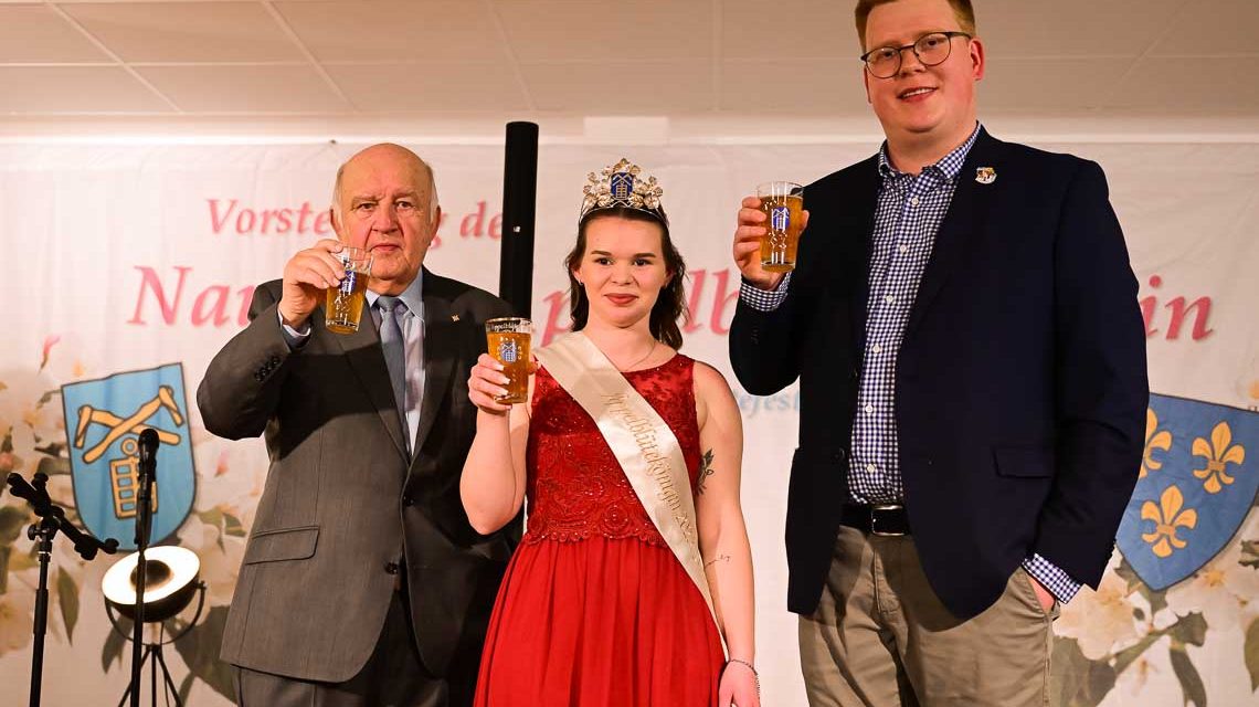 Inthronisierung, Äppelblütenkönigin, Wolfgnag Nickel, Jessica Schöne, Sven Kettler auf der Bühne im Forum Naurod.