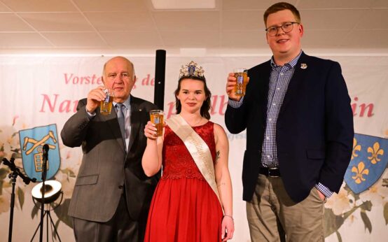 Inthronisierung, Äppelblütenkönigin, Wolfgnag Nickel, Jessica Schöne, Sven Kettler auf der Bühne im Forum Naurod.