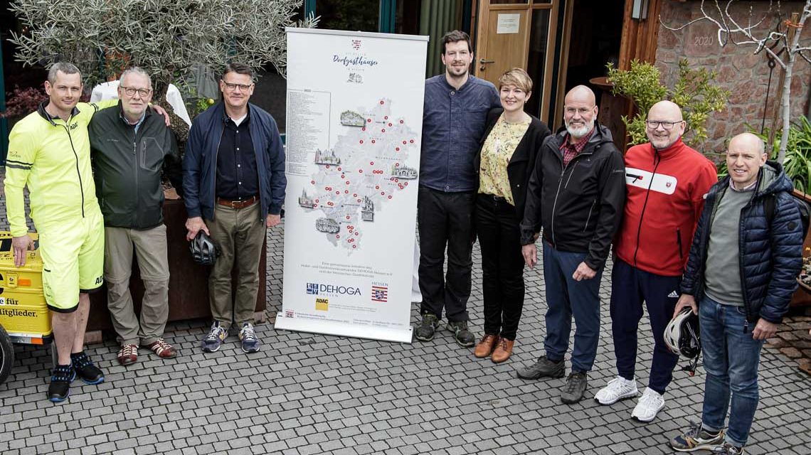 Eine von acht Radtouren: Ministerpräsident Boris Rhein (3 v.l.) startete gemeinsam mit Dr. Hilmar Siebert, Vorstandsmitglied des ADAC Hessen-Thüringen (2 v.l.), und dem DEHOGA-Hauptgeschäftsführer Oliver Kasties (3 v.r.) von Ober-Klingen aus die 37 Kilometer lange Dorfgasthaus-Radroute durch den nördlichen Odenwald.