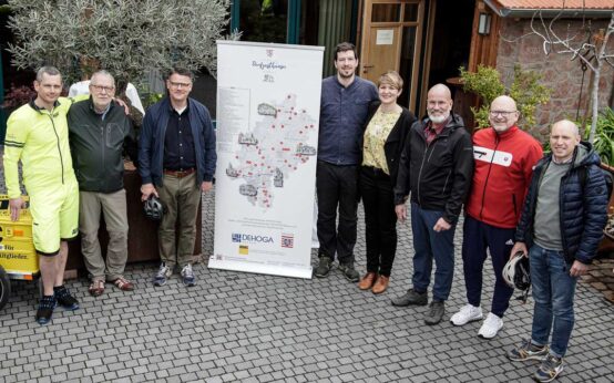 Eine von acht Radtouren: Ministerpräsident Boris Rhein (3 v.l.) startete gemeinsam mit Dr. Hilmar Siebert, Vorstandsmitglied des ADAC Hessen-Thüringen (2 v.l.), und dem DEHOGA-Hauptgeschäftsführer Oliver Kasties (3 v.r.) von Ober-Klingen aus die 37 Kilometer lange Dorfgasthaus-Radroute durch den nördlichen Odenwald.