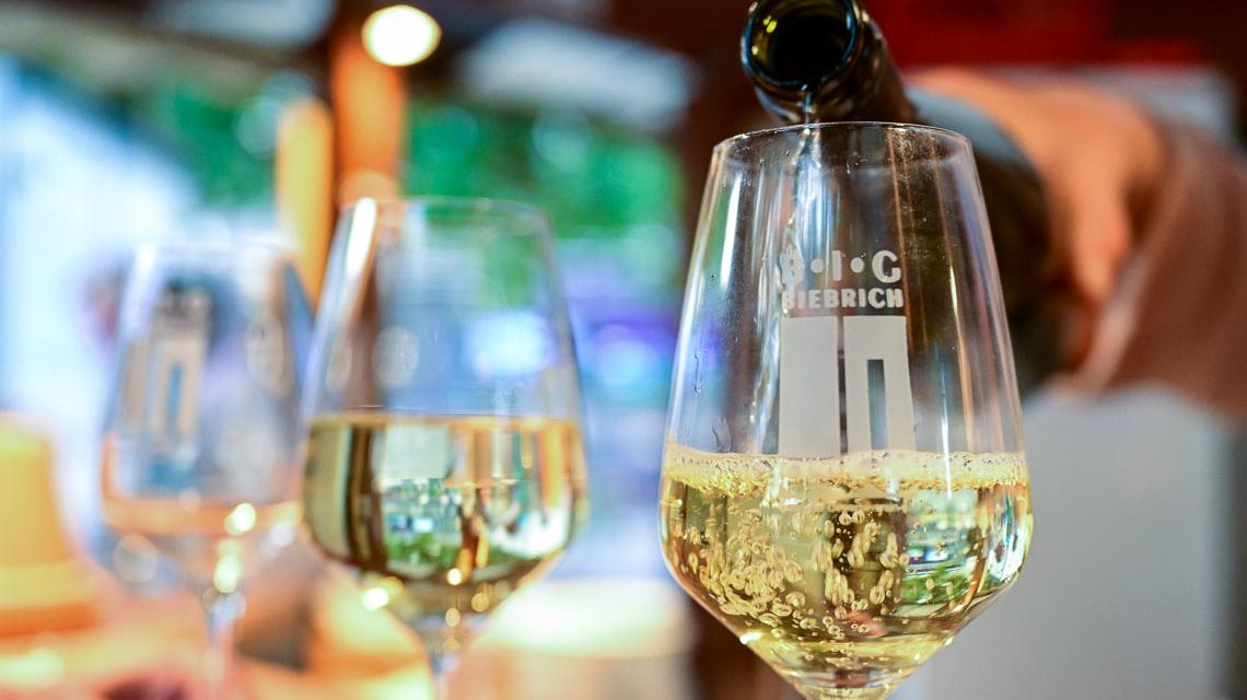 Antrinken am Weinstand Biebrich