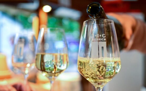 Antrinken am Weinstand Biebrich