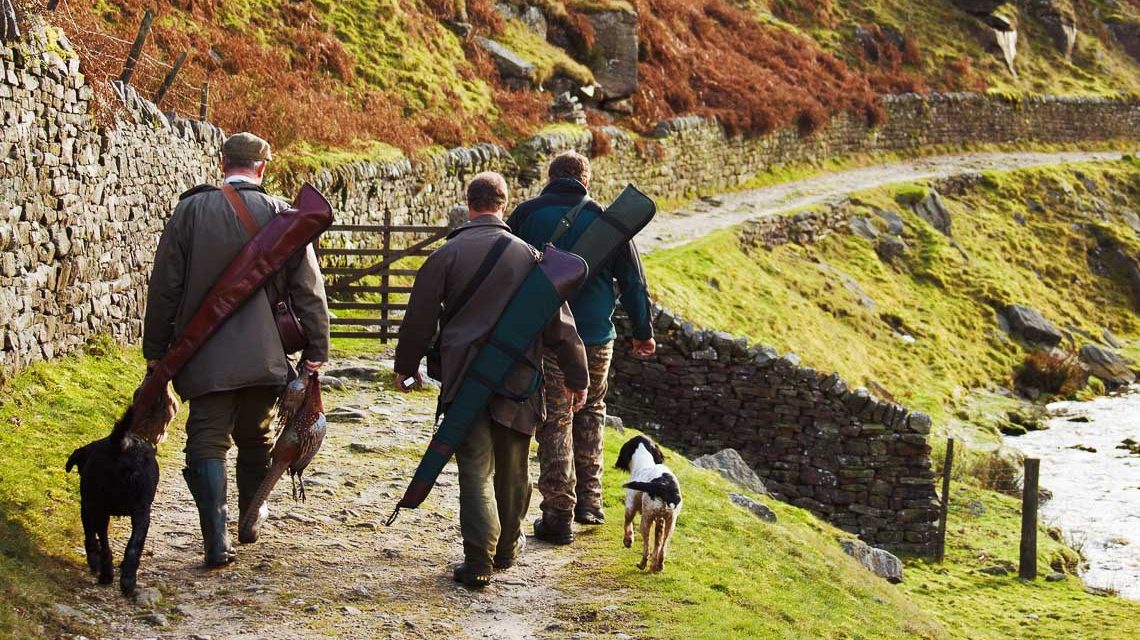 Jägertag, Symbolbild. Jäger ziehen aus und gehen auf die Pirsch.