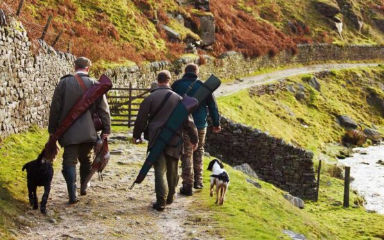 Jägertag, Symbolbild. Jäger ziehen aus und gehen auf die Pirsch.