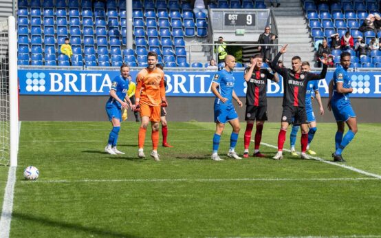Strafraumszene im 16er des SV Meppen. Ball geht knapp am Tor vorbei.