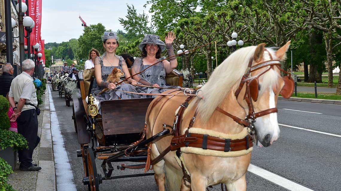 Kutschenkorso durch Wiesbaden