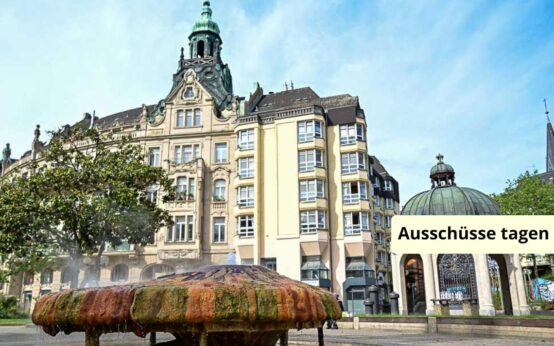 Blick über den Kochbrunnen auf das ehemalige Palasthotel