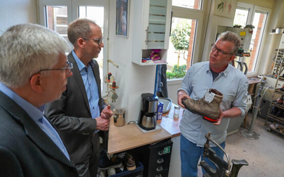 „Kabinett besucht Talente“: Sozialminister Klose zu Gast bei Schuhmacherei Baumbach in Wiesbaden