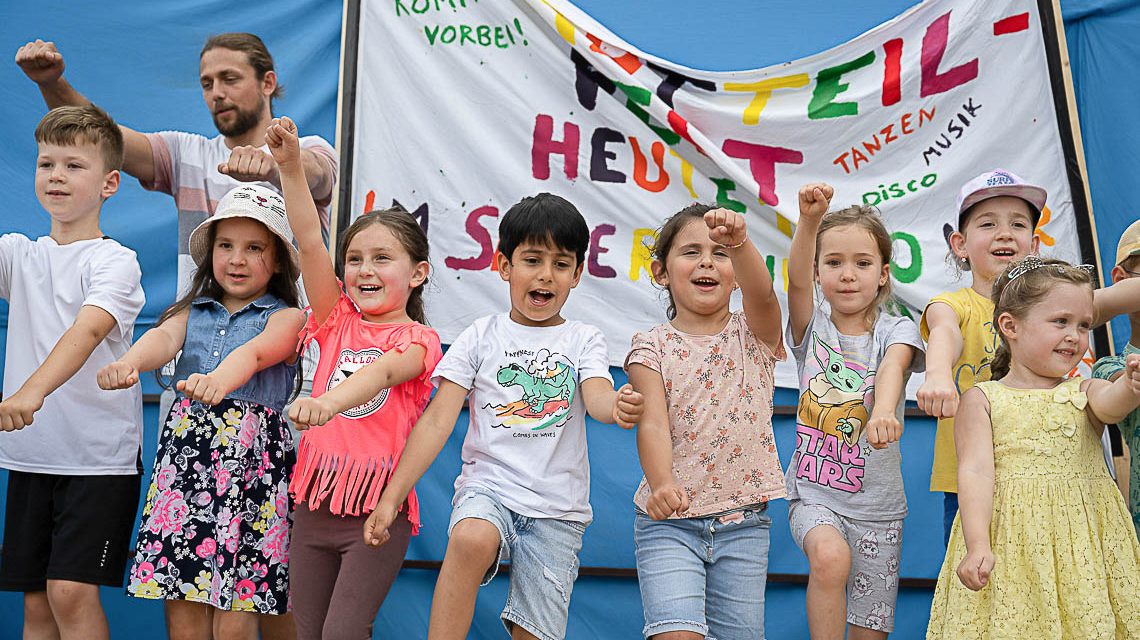 Kinder auf der Bühne haben Spaß!