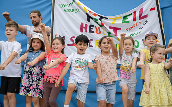 Kinder auf der Bühne haben Spaß!