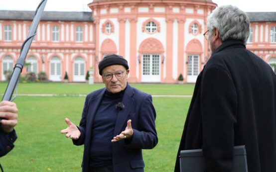Volker Schlöndorff im Schlosspark in Biebrich vor dem Biebricher Schloss bei Dreharbeiten.