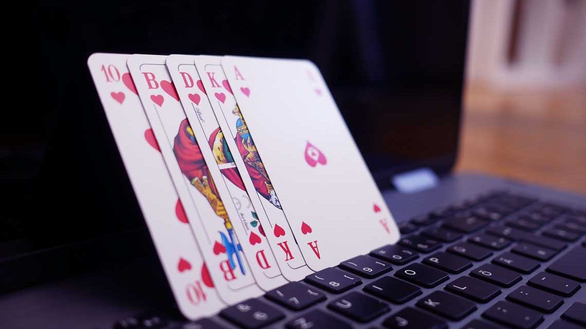 Live Casinos: Online Poker, Ein Royal Flash am Laptop