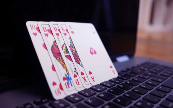 Live Casinos: Online Poker, Ein Royal Flash am Laptop