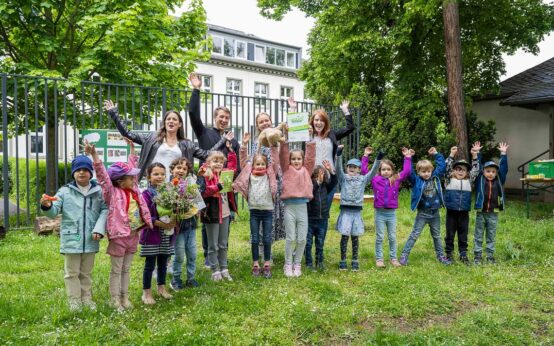 Kinder mit Erzieherinnen der Kita SpaceShip