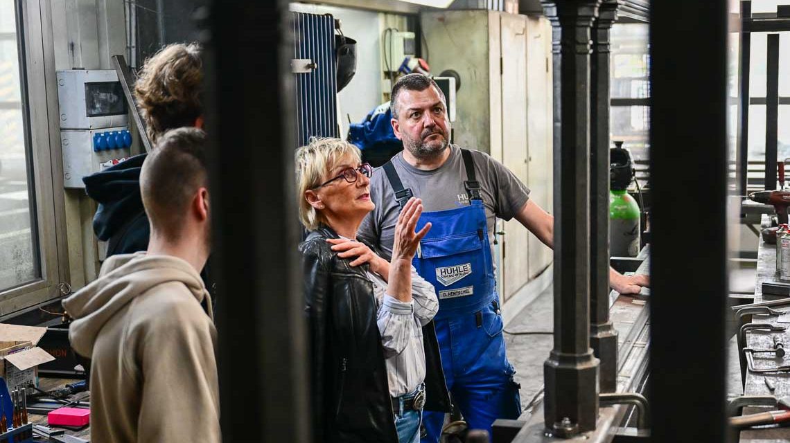 Bergische Schüler in der Hagenauer Straße bei Huhle schauen sich Restaurationsarbeiten an.